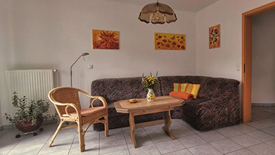 Wohnzimmer mit bequemer Couch