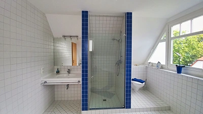 großes und helles Bad mit Duschkabine