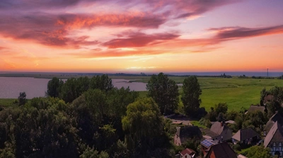 Abendlicher Blick von Wustrow auf den ruhigen Bodden